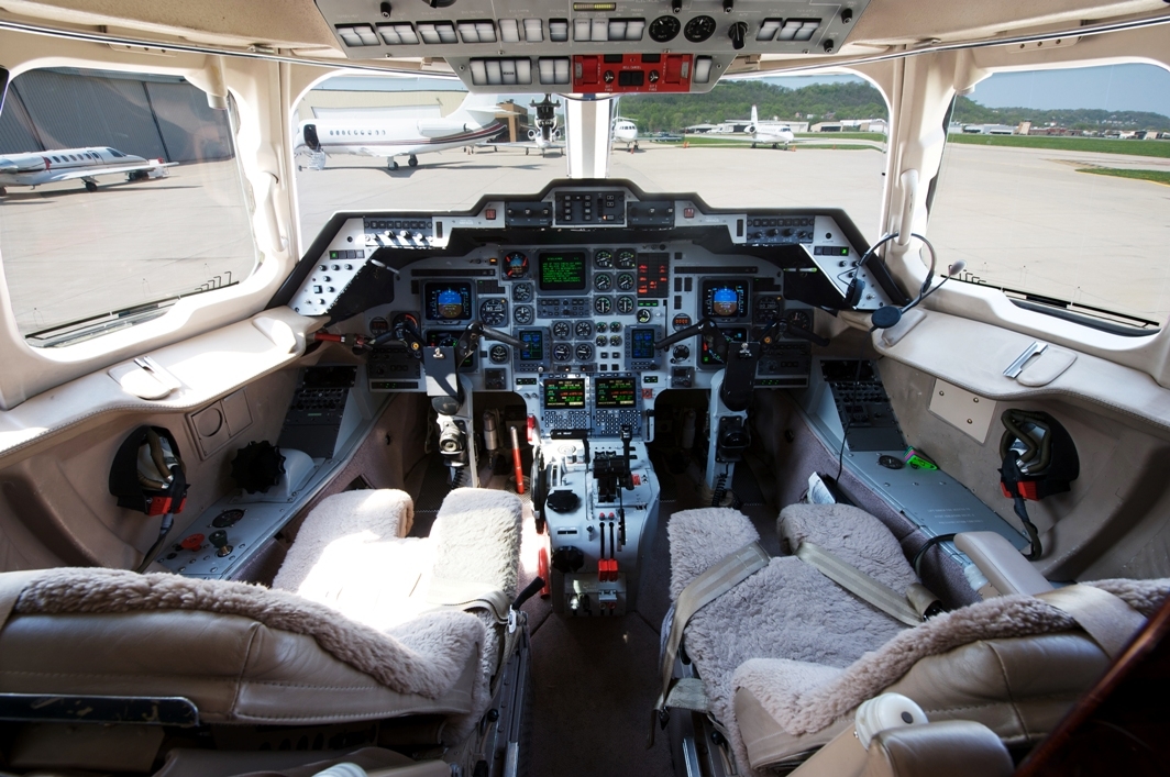 AXIS_Hawker_800XP_2_Cockpit.jpg